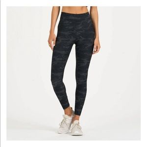 VUORI Clean Elevation Legging size XS camo NWT